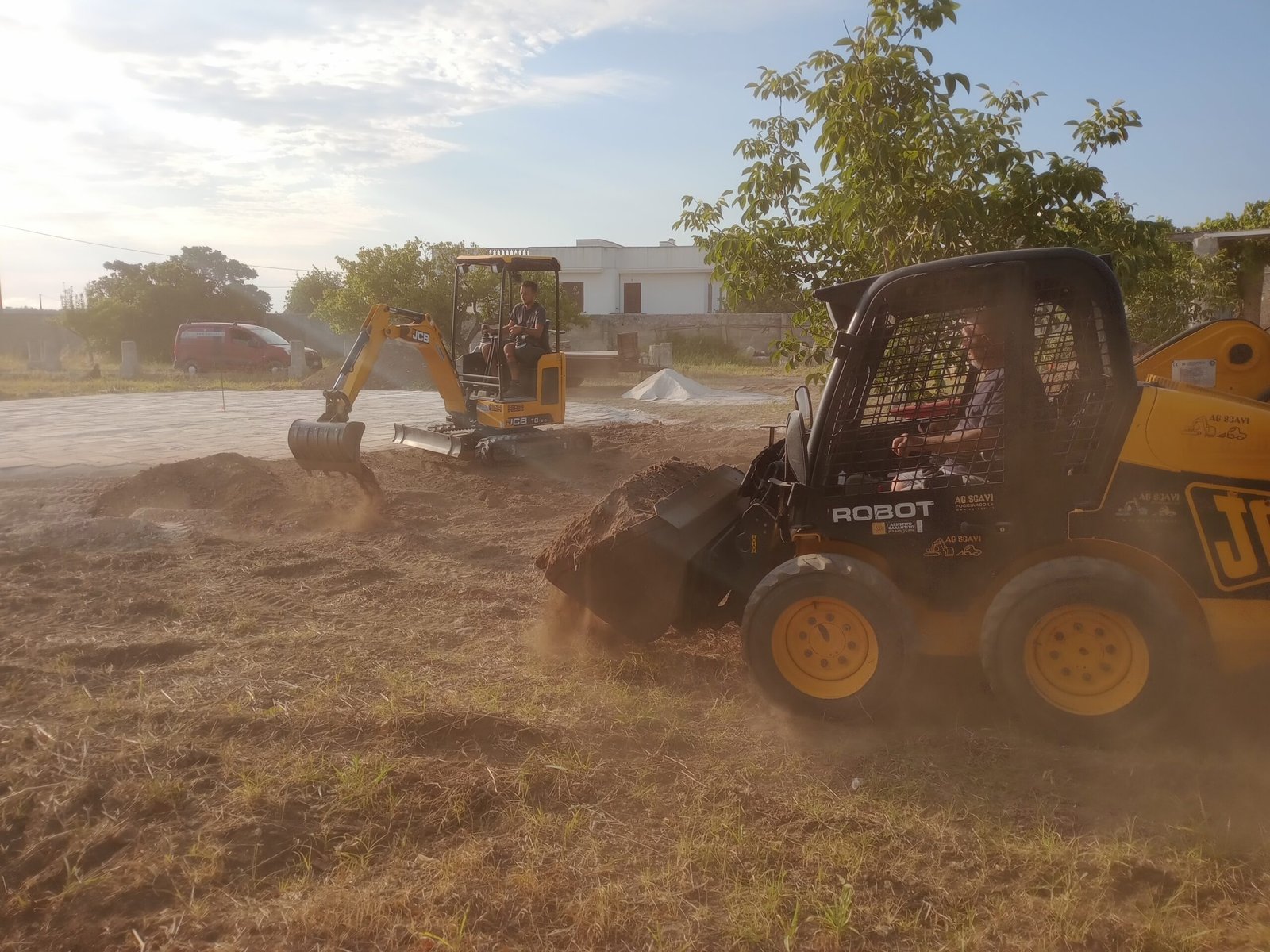 Escavatore AG Scavi al lavoro in un cantiere di scavo a Poggiardo, Lecce